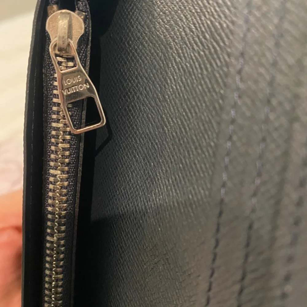 ⭐️SOLD⭐️ EUC Louis Vuitton Brazza Black Taiga - Picture 6 of 15